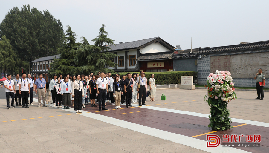 學員向八路軍一二九師前輩們敬獻花籃,向革命先輩們致敬。記者張友豪攝_副本
