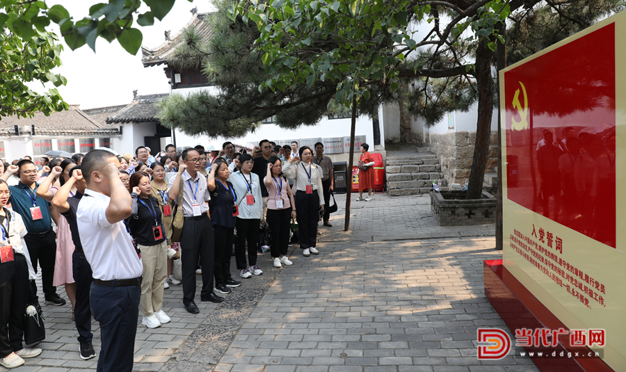 學員重溫入黨誓詞。記者張友豪攝_副本