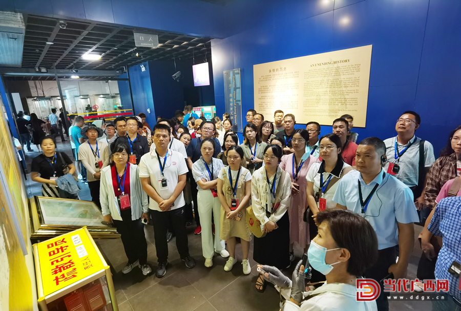 學員在殷墟博物苑參觀學習。記者張友豪攝1_副本